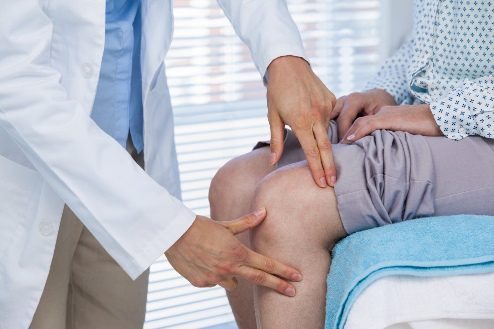 doctor-examining-patient-knee